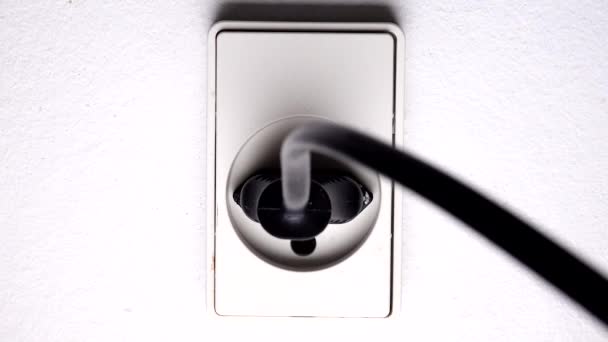 Een Hand Plugt Een Elektrisch Contact Een Stopcontact — Stockvideo