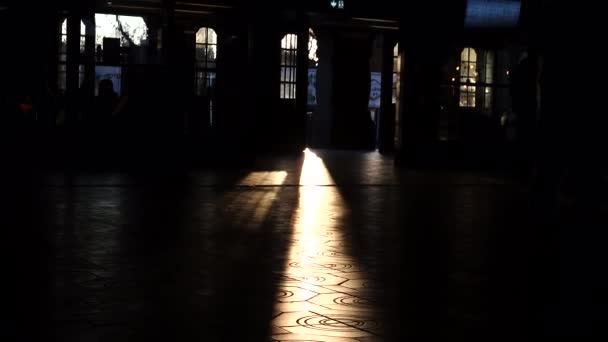 Копенгаген Дания Люди Проходящие Сквозь Утренний Луч Света Центральном Вокзале — стоковое видео