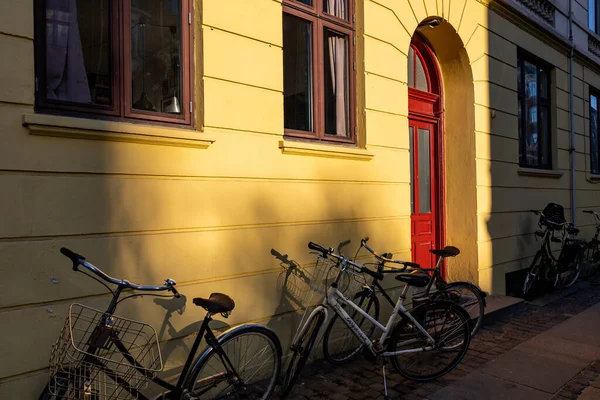 stock image Copenhagen, Denmark A bright yellow house facade in the Vesterbo district