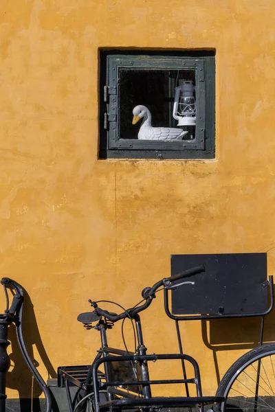 德拉戈尔 一座黄色房子正面的窗户上挂着一只鸭和一盏古老的油灯 — 图库照片