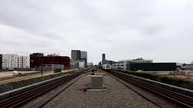 Kopenhag, Danimarka Sürücüsüz Kopenhag Metro 'dan Vestamager M1 yeşil hattına doğru hareket eden bir manzara.