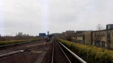 Kopenhag, Danimarka Sürücüsüz Kopenhag Metro 'dan Vestamager M1 yeşil hattına doğru hareket eden bir manzara.