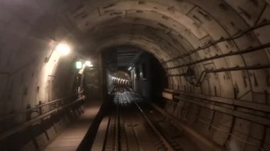 Kopenhag, Danimarka Sürücüsüz Kopenhag Metro 'dan Vestamager M1 yeşil hattına doğru hareket eden bir manzara.