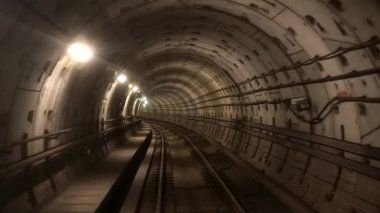Kopenhag, Danimarka Sürücüsüz Kopenhag Metro 'dan Vestamager M1 yeşil hattına doğru hareket eden bir manzara.