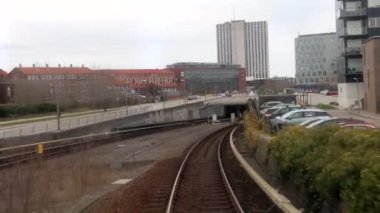 Kopenhag, Danimarka Sürücüsüz Kopenhag Metro 'dan Vestamager M1 yeşil hattına doğru hareket eden bir manzara.