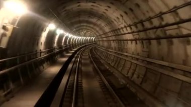 Kopenhag, Danimarka Sürücüsüz Kopenhag Metro 'dan Vestamager M1 yeşil hattına doğru hareket eden bir manzara.