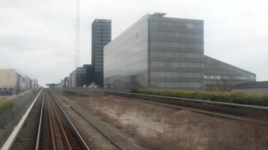 Kopenhag, Danimarka Sürücüsüz Kopenhag Metro 'dan Vestamager M1 yeşil hattına doğru hareket eden bir manzara.