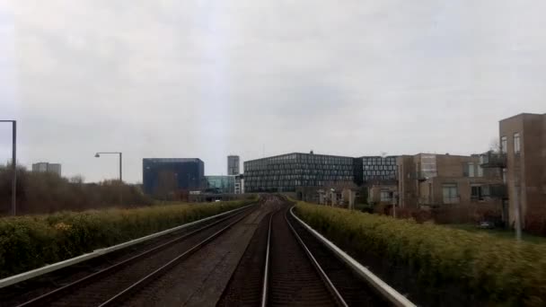 丹麦哥本哈根从无人驾驶的哥本哈根地铁通过Vestamager M1绿线向窗外望去 — 图库视频影像