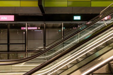 Fredriksberg metro istasyonunda Kopenhag, Danimarka yürüyen merdivenleri.