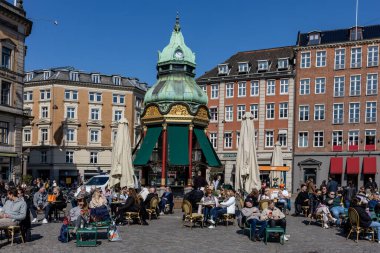 Kopenhag, Danimarka İnsanlar, ilkbaharda Kungens Nytorv 'da bakır çatılı klasik bir kafe ve büfede.