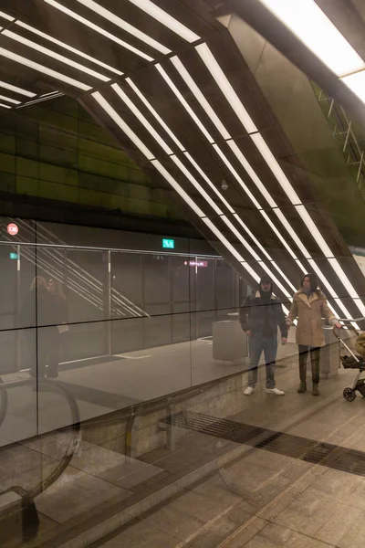 Koppenhága Dánia Két Ember Fredriksberg Metróállomáson Egy Újrafelálláskor — Stock Fotó