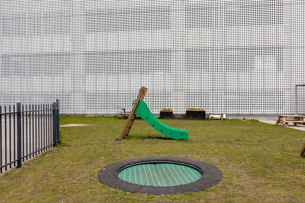 Kopenhagen Denmark Sebuah Slide Anak Anak Kecil Kompon Modern Distrik — Stok Foto