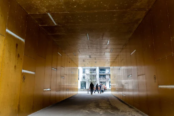 Copenhague Dinamarca Gente Camina Través Pasaje Bajo Edificios Modernos Distrito — Foto de Stock