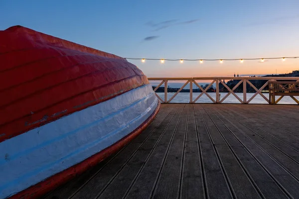 コペンハーゲン デンマークペブリンジの桟橋にあるカラフルな赤いボートだから湖 — ストック写真