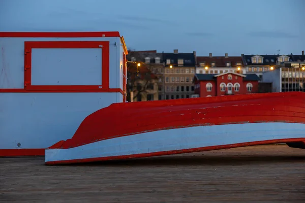 Копенгаген Данія Яскравий Червоний Весловий Човен Пірсі Озері — стокове фото