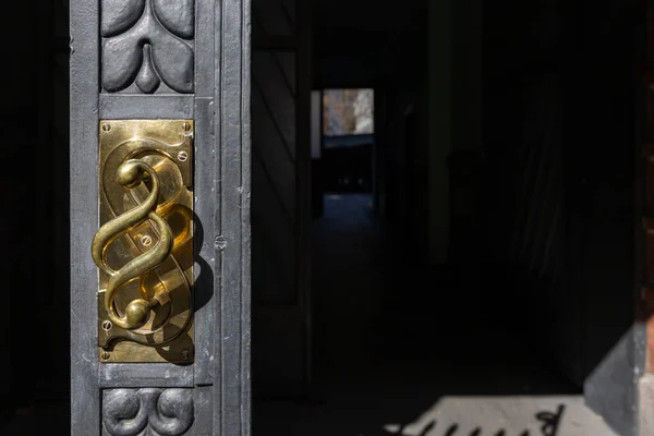 Золотая Дверная Ручка Деревянной Двери Старом Городе — стоковое фото