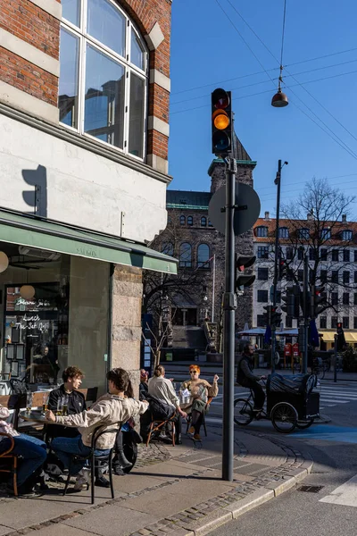 Copenhague Danemark Les Gens Assis Dans Restaurant Angle Soleil Printemps — Photo