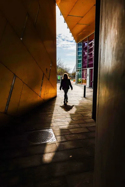 Copenhague Dinamarca Una Mujer Camina Luz Del Sol Través Edificio — Foto de Stock
