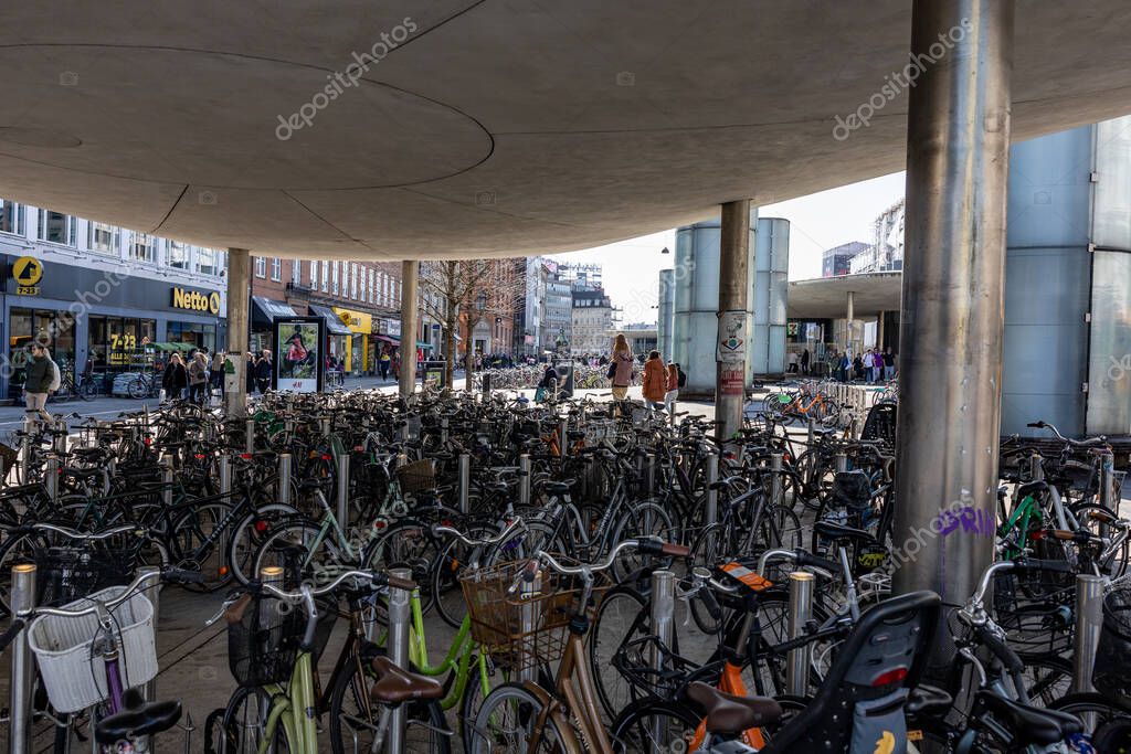 Copenhague, Dinamarca Muchas bicicletas estacionadas en la plaza