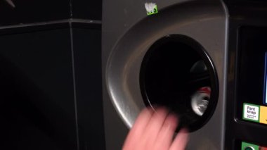 Kopenhag, Danimarka Bir adam süpermarketteki bir makinede para için içki ve soda kutularını ve plastik şişeleri kurtardı. 
