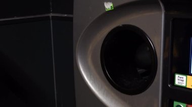 Kopenhag, Danimarka Bir adam süpermarketteki bir makinede para için içki ve soda kutularını ve plastik şişeleri kurtardı. 