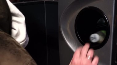 Kopenhag, Danimarka Bir adam süpermarketteki bir makinede para için içki ve soda kutularını ve plastik şişeleri kurtardı. 