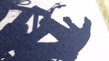 Kopenhag, Danimarka Deer Park 'ı geçen bir bisikletin manzarası.. 