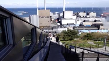 Kopenhag, Danimarka Bir kişi Copen Hill enerji santralinin merdivenlerinden aşağı doğru yürür Kayak yamacı olarak ikiye katlanır. 