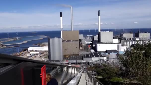 丹麦哥本哈根 一个人走在开山发电厂的台阶上 这座发电厂就像一个滑雪场 — 图库视频影像