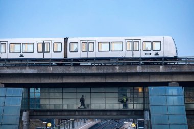 Kopenhag, Danimarka Modern Orestad bölgesinde bir metro treni.