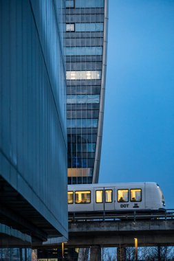 Kopenhag, Danimarka Modern Orestad bölgesinde bir metro treni.