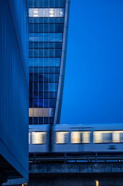 Kopenhag, Danimarka Modern Orestad bölgesinde bir metro treni.