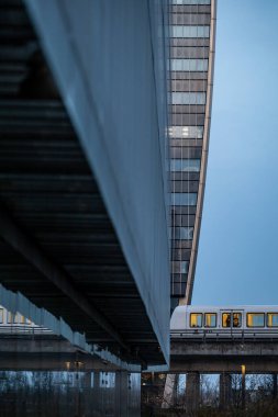 Kopenhag, Danimarka Modern Orestad bölgesinde bir metro treni.