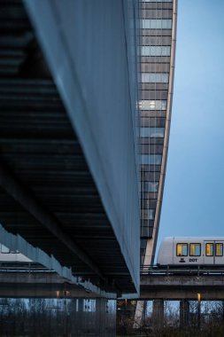 Kopenhag, Danimarka Modern Orestad bölgesinde bir metro treni.
