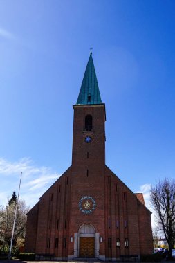 Kopenhag, Danimarka Helleruplund Kirke veya Helleruplund Kilisesi 'nin ön tuğla cephesi