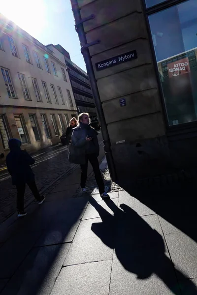 Kopenhag Danimarka Şehir Merkezinde Güçlü Bir Güneş Işığı Gölgede Yürüyen — Stok fotoğraf