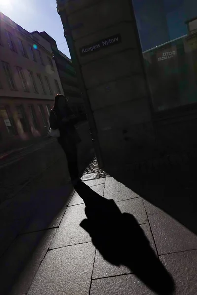 デンマークコペンハーゲンダウンタウンのコンゲンス ニトロフの強い日差しと影の中を歩く人 — ストック写真