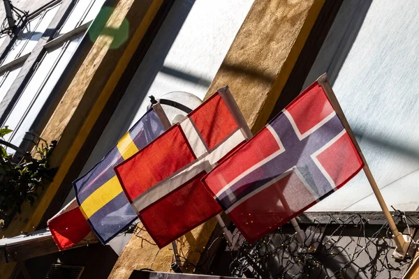Copenhague Dinamarca Bandeira Dinamarquesa Norueguesa Sueca Pendurada Acima Uma Entrada — Fotografia de Stock