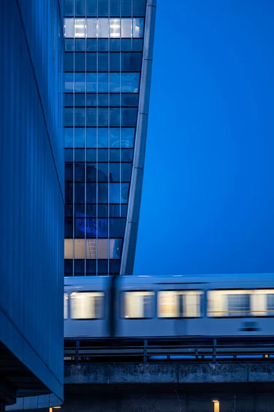 丹麦哥本哈根现代奥雷斯塔德区的地铁 — 图库照片