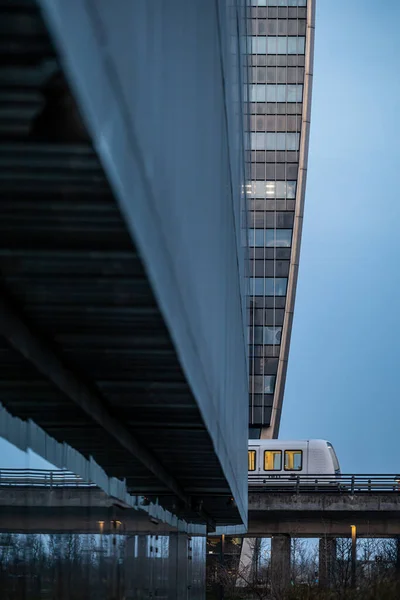 デンマークコペンハーゲン近代的なオレスタード地区の地下鉄列車 — ストック写真