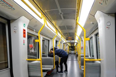 Kopenhag, Danimarka Metro 'daki bir çift boş bir trende veda öpücüğü veriyor..