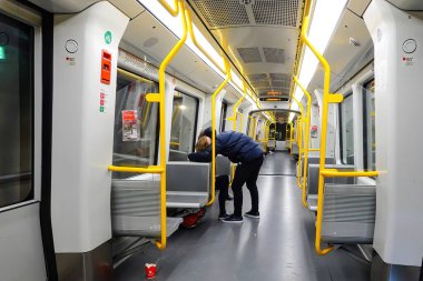 Kopenhag, Danimarka Metro 'daki bir çift boş bir trende veda öpücüğü veriyor..