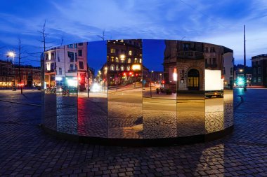 Kopenhag, Danimarka geceleri Kongens Nytorv 'un çok yönlü aynaları şehrin mimarisi ve trafiğini yansıtıyor.