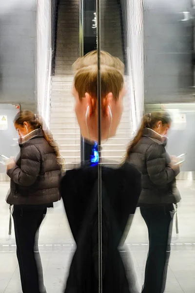 Копенгаген Дания Мужчина Телефонными Стойками Отражённый Платформе Метро — стоковое фото