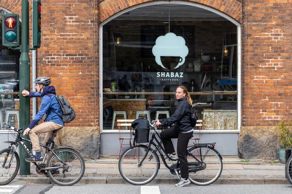 Kopenhaga Dania Młoda Kobieta Rowerze Zatrzymuje Się Znaku Stopu Czekając — Zdjęcie stockowe
