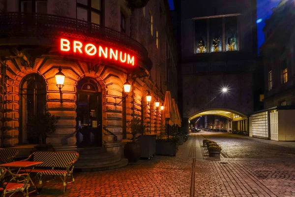 デンマークのコペンハーゲン8月のブルノンヴィルズ通りのランドマーク的なブロンナムレストランコンゲンス ニトロフ — ストック写真