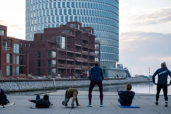 丹麦哥本哈根 一组妇女在Nordhavn区的Sandkaj进行晨练 — 图库照片
