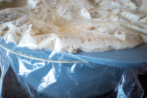 Ciasto Kwaśnego Chleba Niebieskiej Misie Kuchennej Bąbelki Wznosi Się Pod — Zdjęcie stockowe