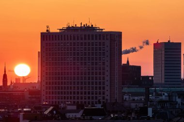 Kopenhag, Danimarka Şehrin gündoğumu siluet içinde binalar.