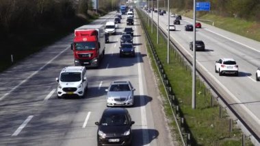 Kopenhag, Danimarka şehir dışındaki yoğun bir E47 otoyolunda trafik yoğun..